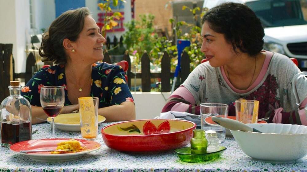 El guionista de '7 vidas' y 'Aída' debuta con una historia emotiva sobre dos personas condenadas a entenderse: 'La tierra de Amira'