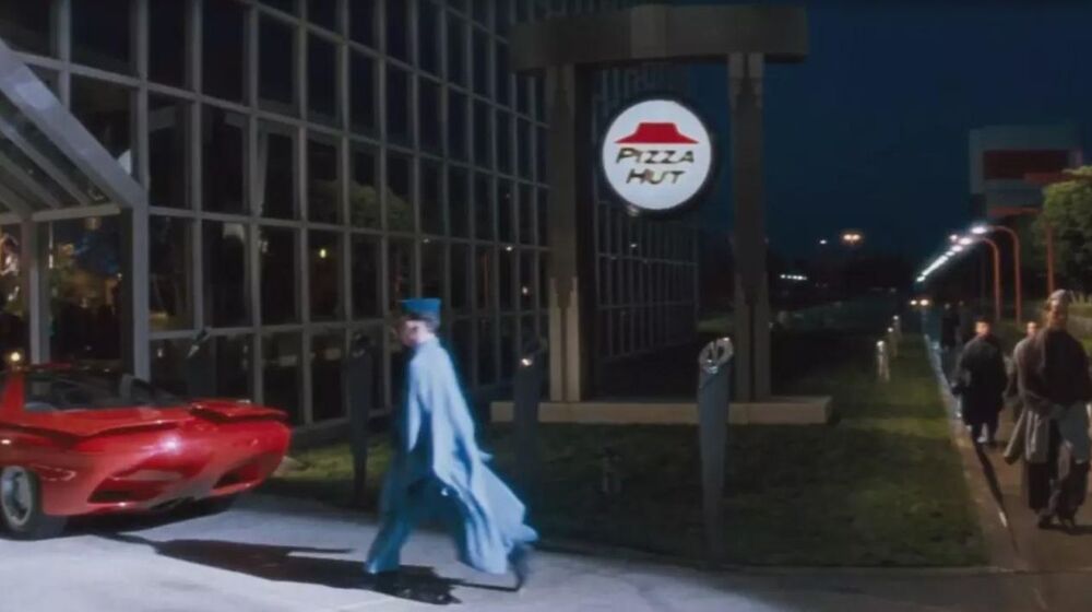 Todos relacionamos 'Demolition Man' con Pizza Hut. Sin embargo, fue un cambio rápido: en la versión original es otra cadena de comida rápida
