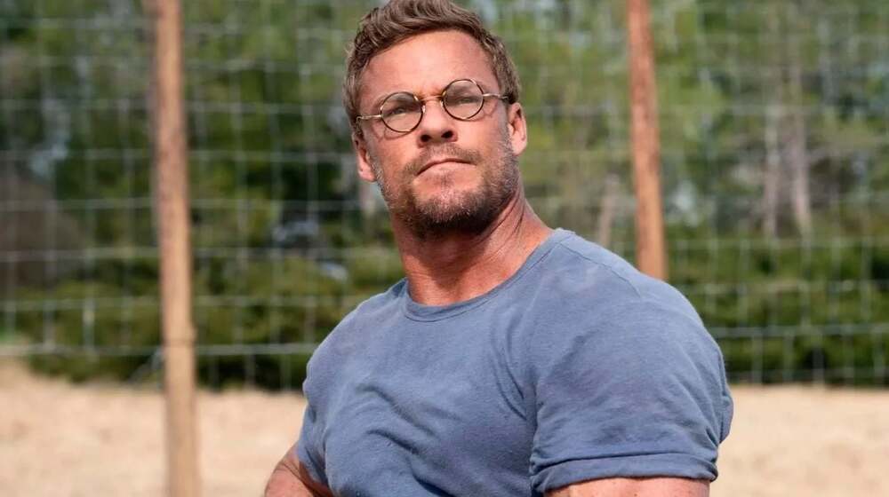 Tras el &eacute;xito de 'M&aacute;quina de guerra', Alan Ritchson tiene un nuevo trabajo en Netflix: 20 a&ntilde;os despu&eacute;s, explora una faceta nunca vista