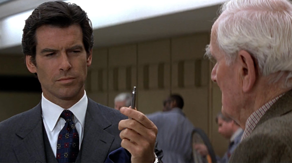 "Ese puto bol&iacute;grafo": esta pel&iacute;cula de James Bond depend&iacute;a de que aprendiera a hacer un truco y se busc&oacute; un mago para hacerlo