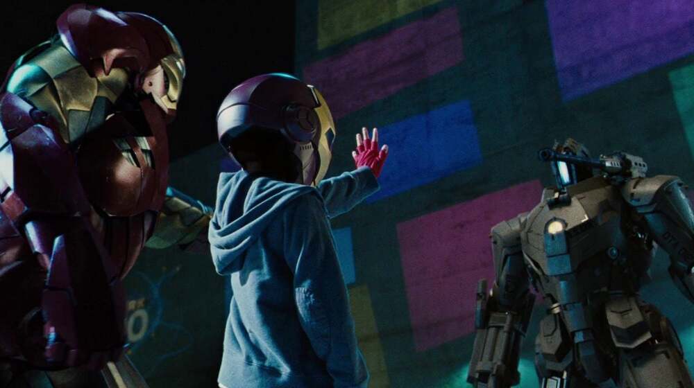 Jon Favreau escondi&oacute; a su hijo tras una m&aacute;scara en 'Iron Man 2': en realidad le ha usado en varias de sus pel&iacute;culas